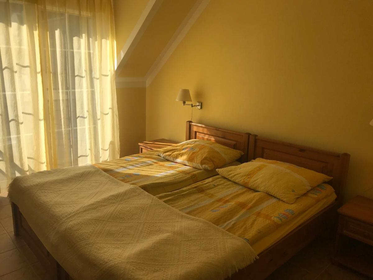 Pod Delfinem Rewal Appartement Buitenkant foto