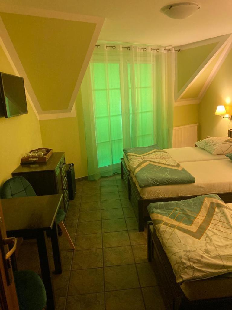 Pod Delfinem Rewal Appartement Buitenkant foto