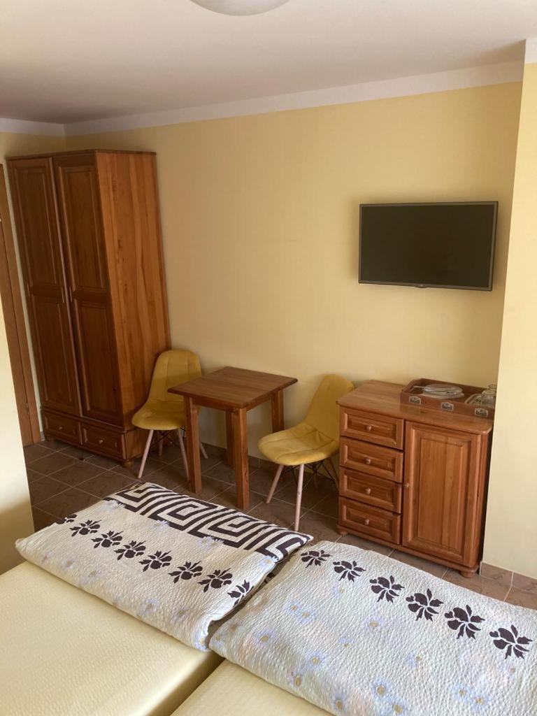Pod Delfinem Rewal Appartement Buitenkant foto