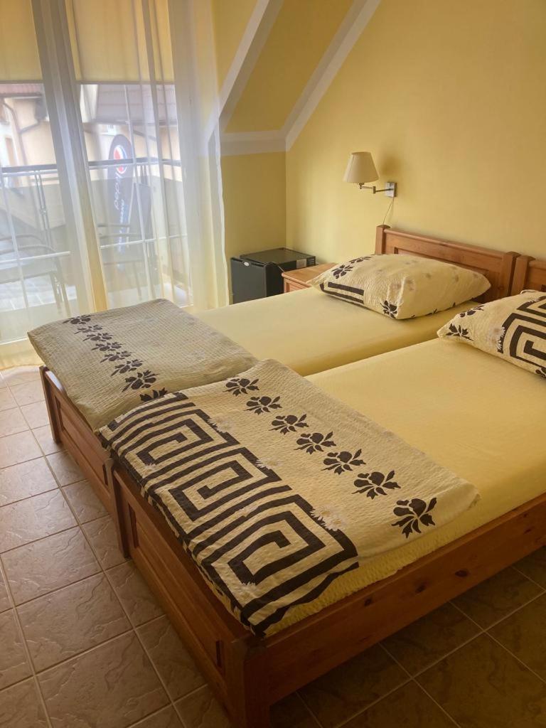 Pod Delfinem Rewal Appartement Buitenkant foto