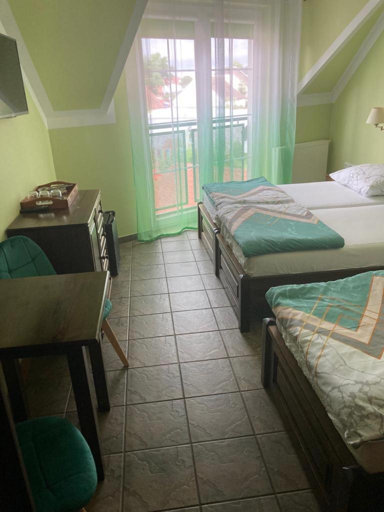 Pod Delfinem Rewal Appartement Buitenkant foto