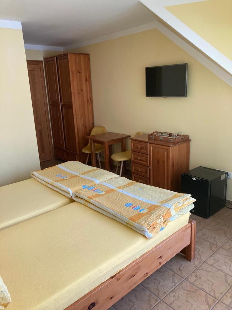 Pod Delfinem Rewal Appartement Buitenkant foto